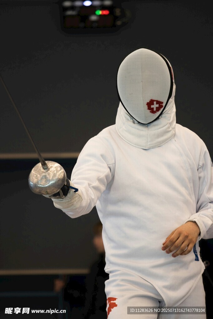 击剑运动员赛场准备姿势