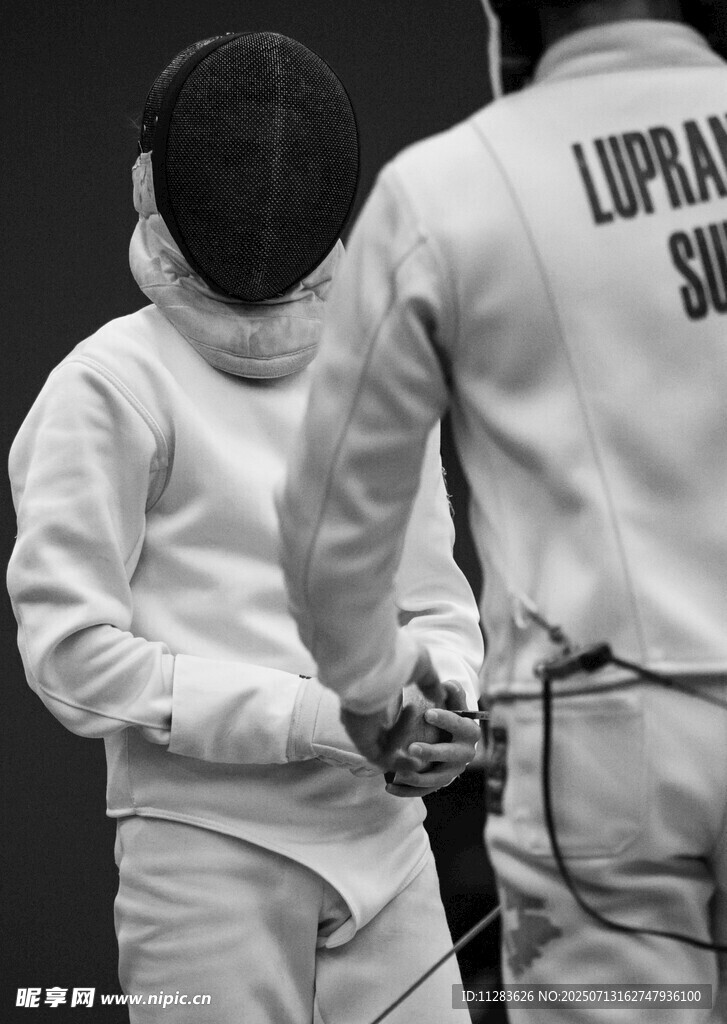 击剑运动员赛前准备