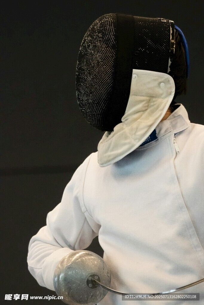 击剑运动员专注备战瞬间