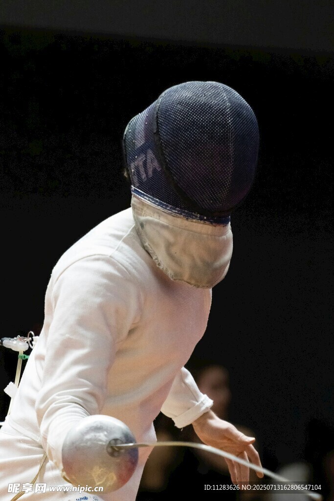 击剑运动员专注比赛瞬间