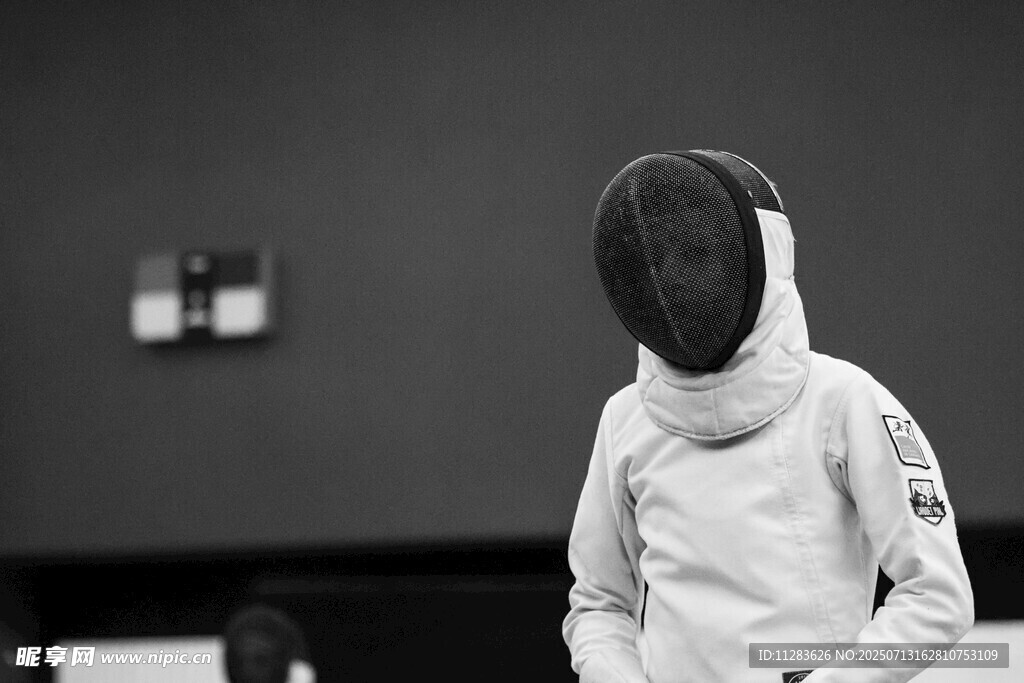 击剑运动员身着装备准备中