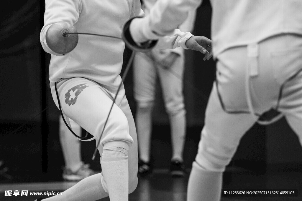 击剑运动员赛场竞技瞬间