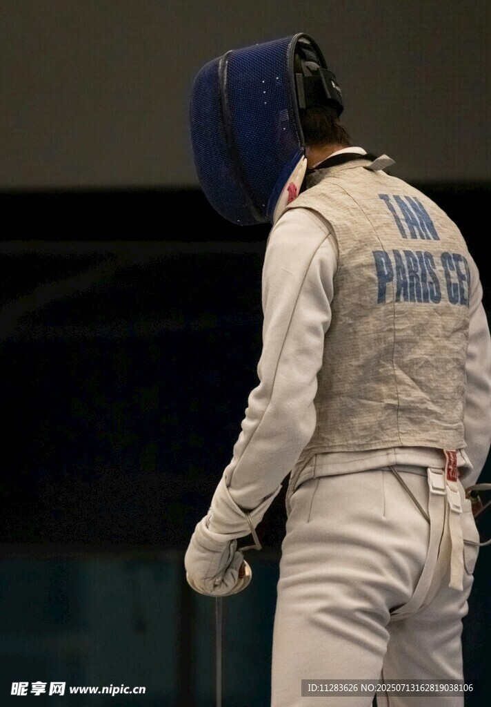 击剑运动员赛场背影