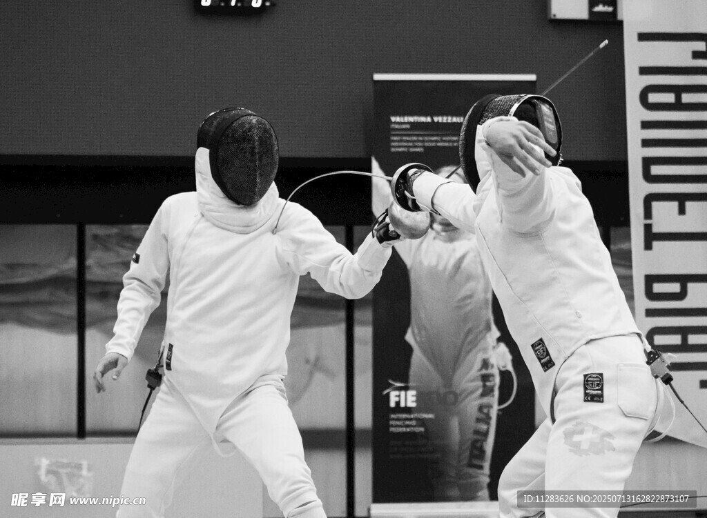 击剑运动员激烈对抗瞬间