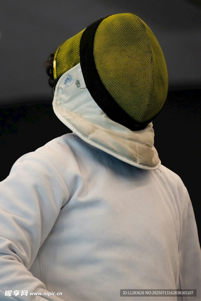 击剑运动员身着装备