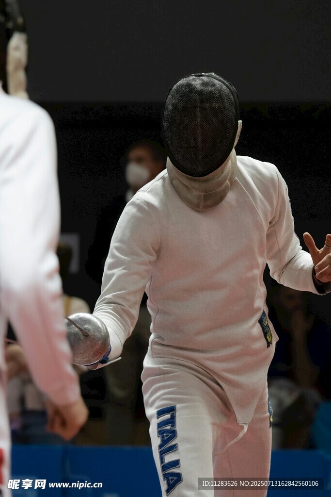 击剑运动员赛场竞技瞬间