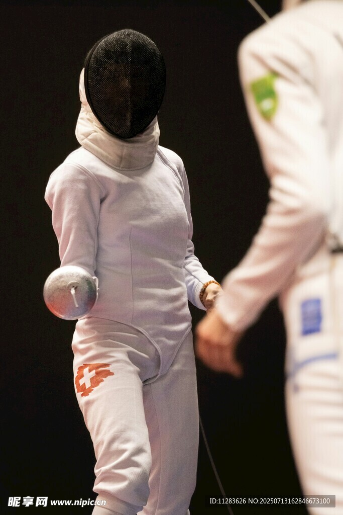 击剑运动员赛场互动瞬间