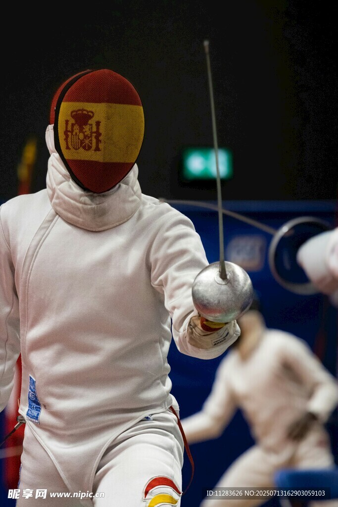 击剑运动员赛场专注瞬间