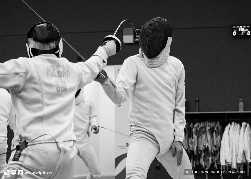 击剑运动员赛场对决瞬间