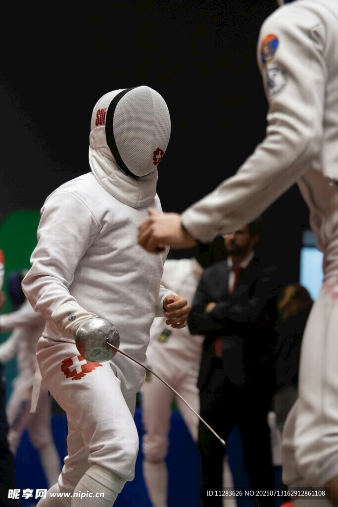 击剑运动员赛场互动瞬间