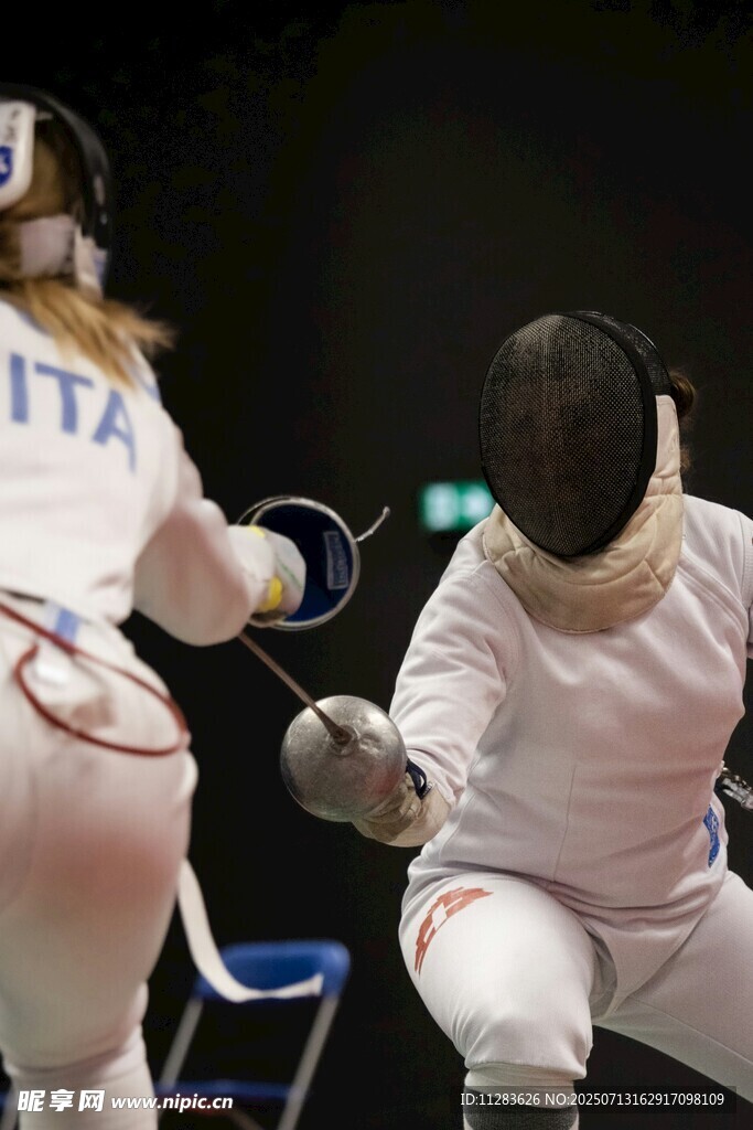 击剑比赛中的对决瞬间