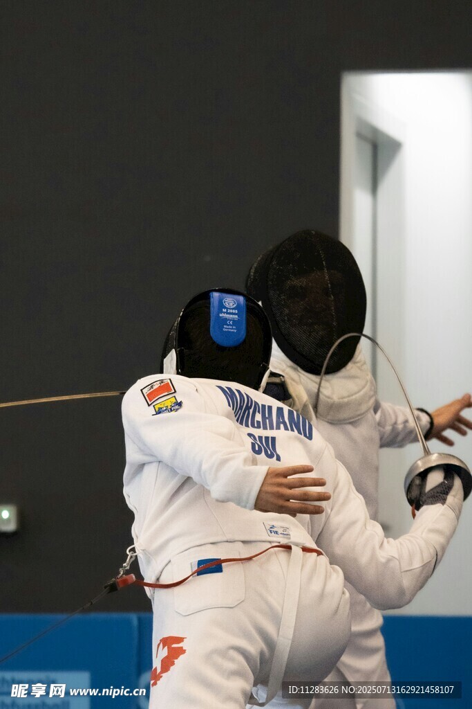 击剑运动员赛场激烈对抗