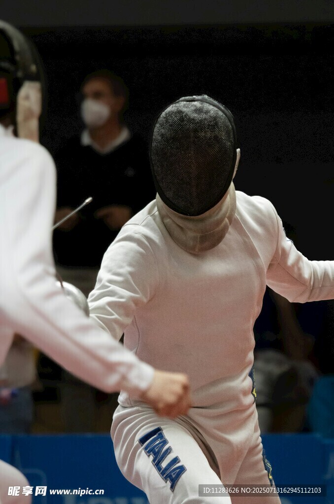 击剑比赛中的激烈对抗瞬间