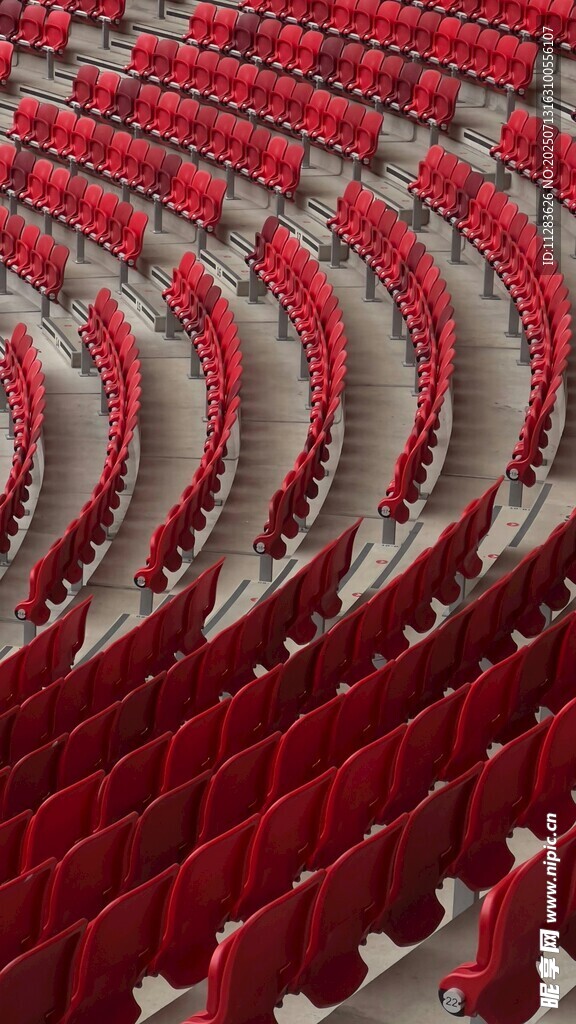 红色剧院座椅整齐排列