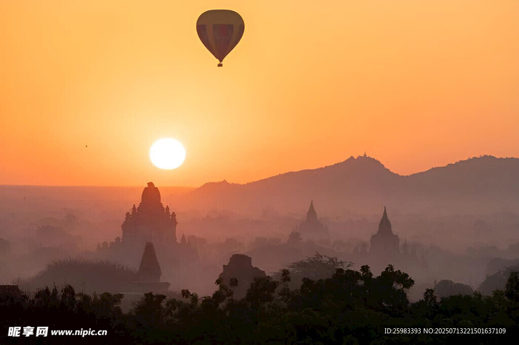 日出下的热气球