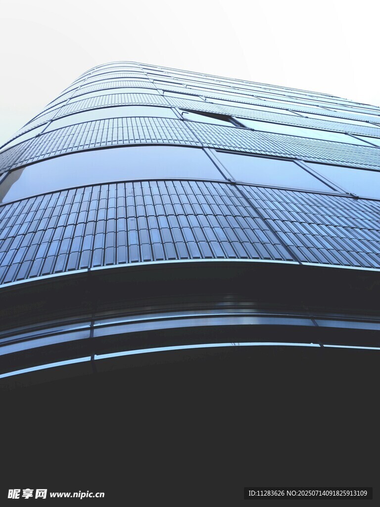 现代弧形玻璃建筑外观