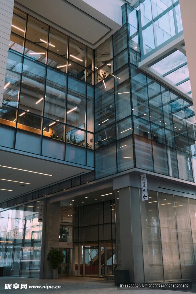 现代玻璃幕墙办公建筑外观