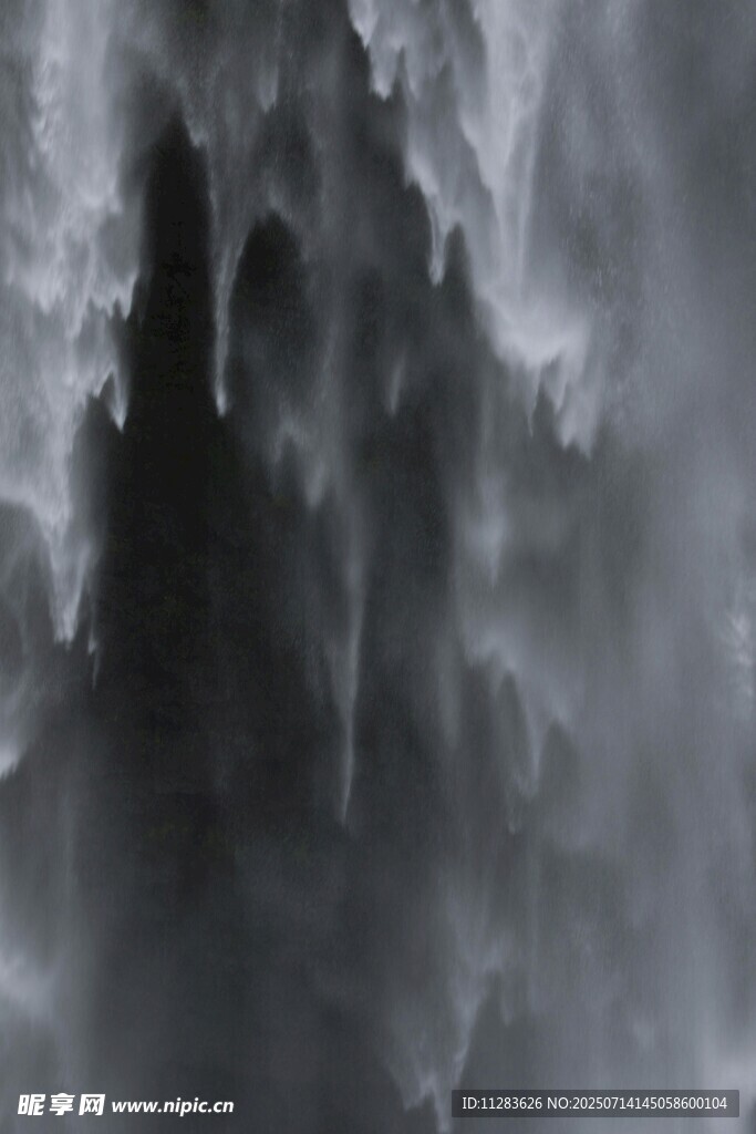 水墨风格的奇幻山峰景观