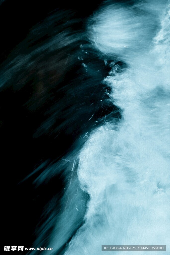 海浪翻涌的动态美景