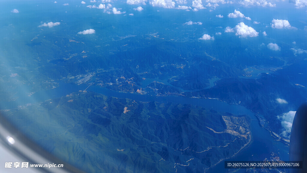 高空俯瞰蓝色山川河流