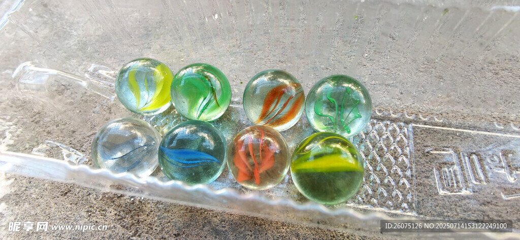 多彩玻璃弹珠排列展示