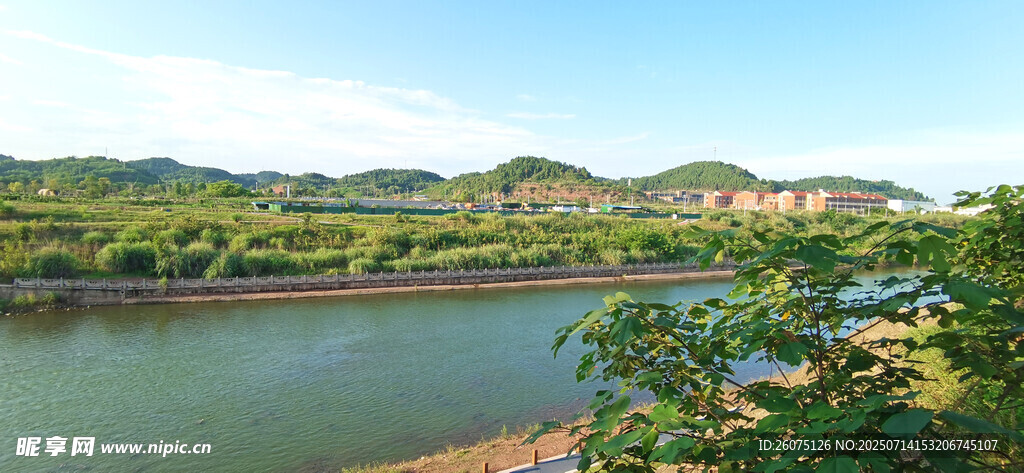 湖畔青山绿树风景如画