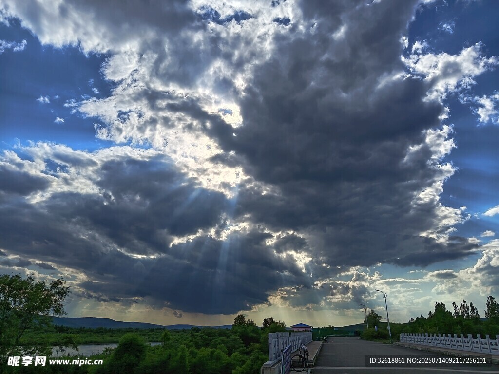 乌云密布的天空景象