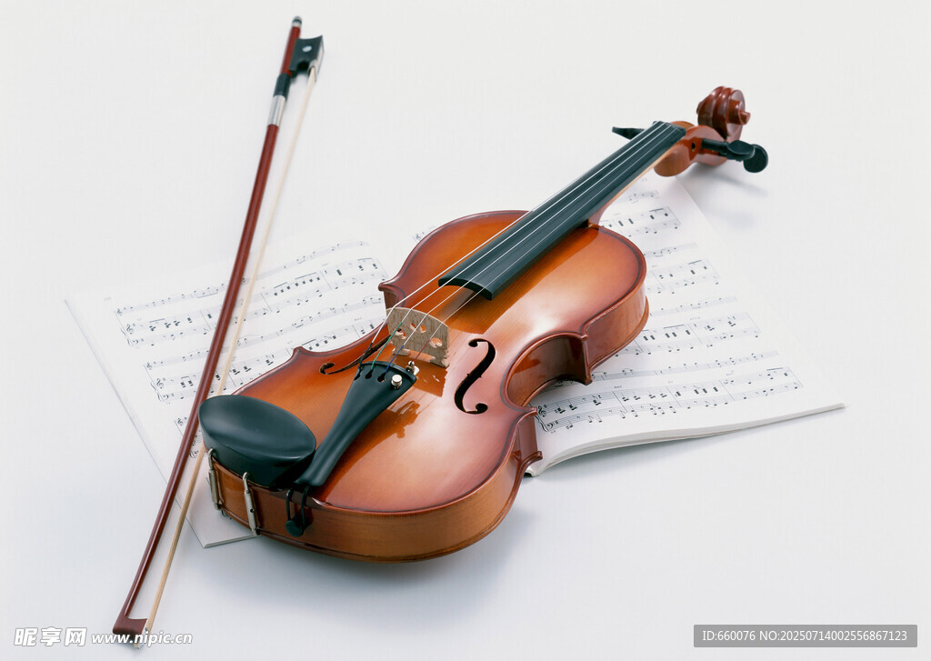 古典小提琴置于乐谱之上