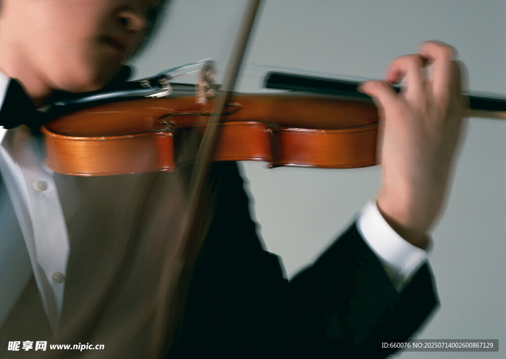 少年专注拉小提琴瞬间