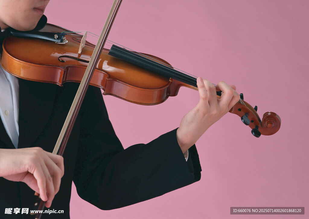 女子专注拉小提琴