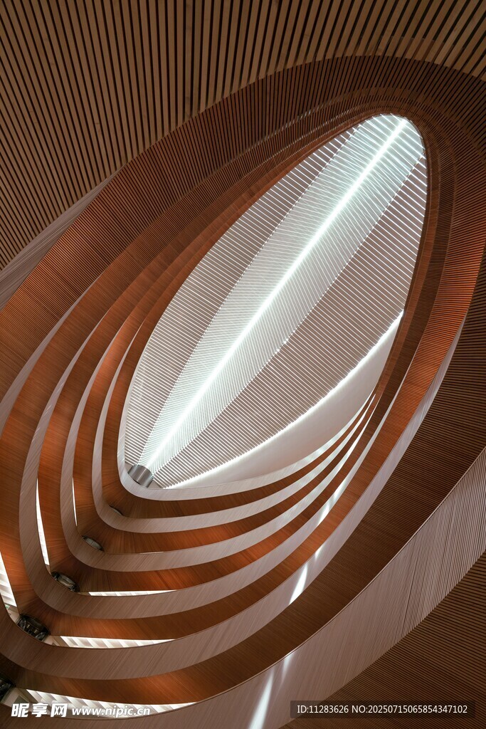 螺旋木质结构建筑内部景观