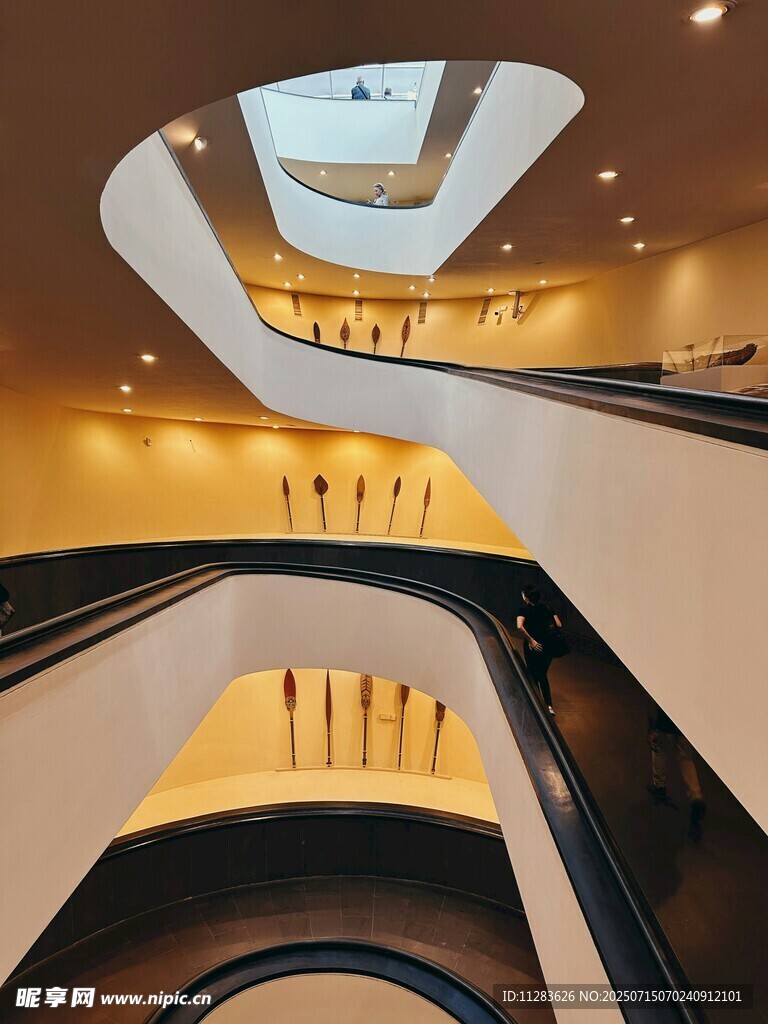 现代建筑中的旋转扶梯景观