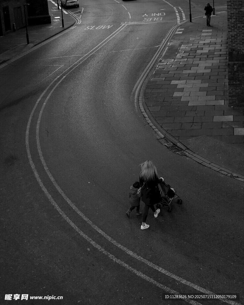 街头滑板者的酷炫瞬间