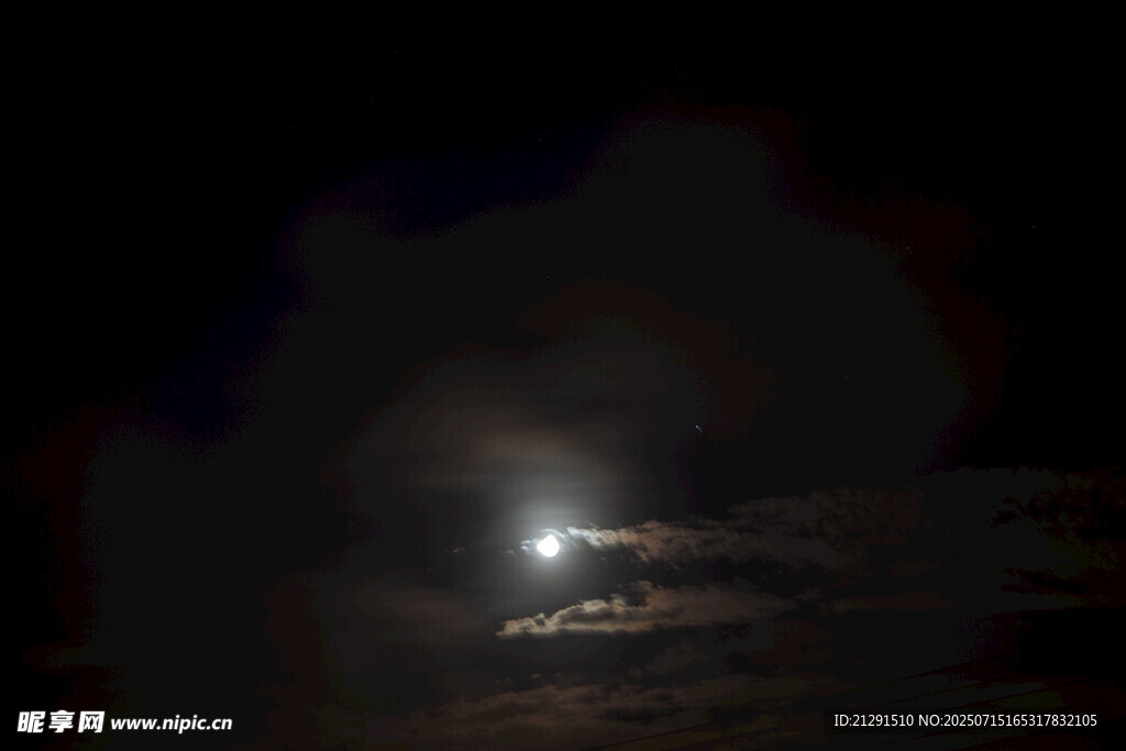 暗月 夜空中的明亮月亮与云