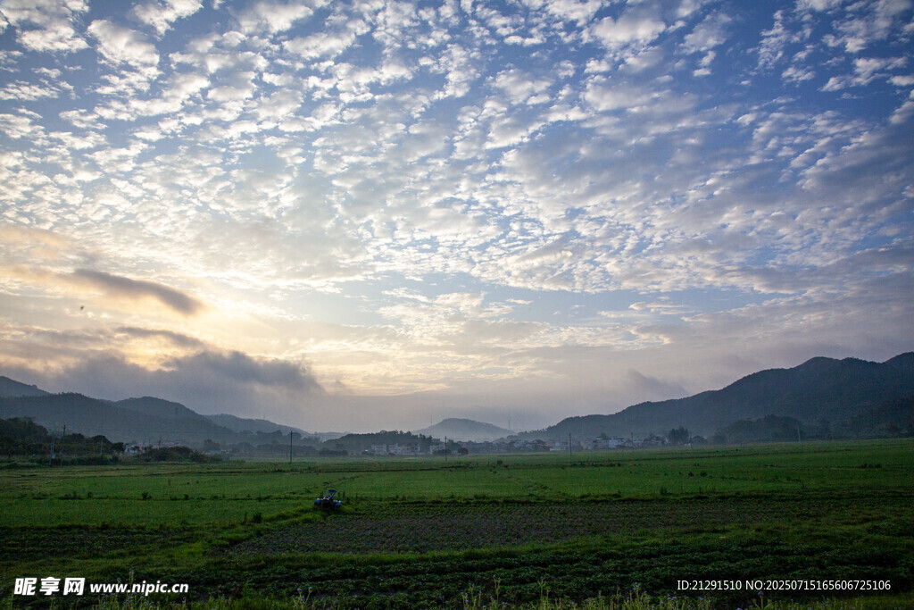 白云天空 田园暮色中的美丽天空