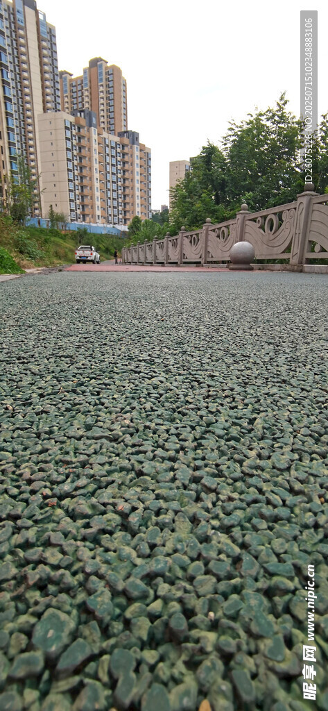 城市旁的步道地面特写