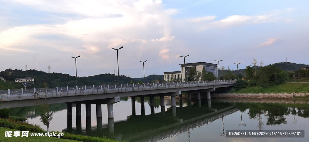 河畔桥梁风景