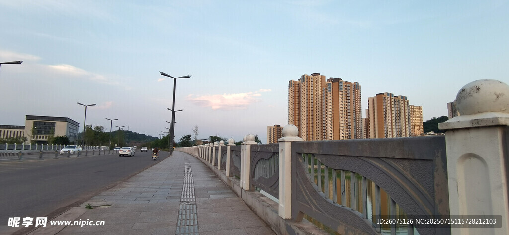 城市河畔通车大桥风光