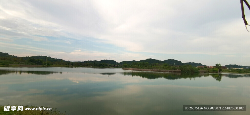 宁静湖畔风光