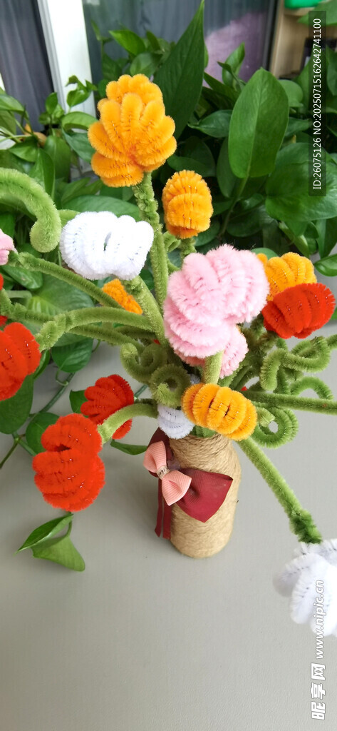 多彩手工花插于创意容器中