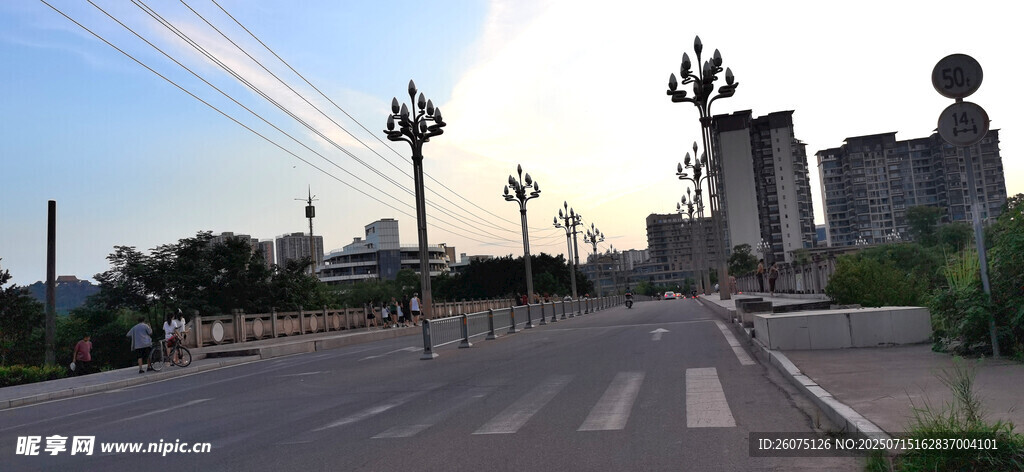 空旷道路与远处建筑景观