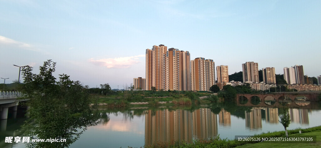 湖畔城市风光