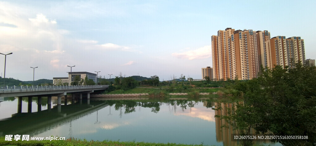河畔高楼与桥梁美丽景致