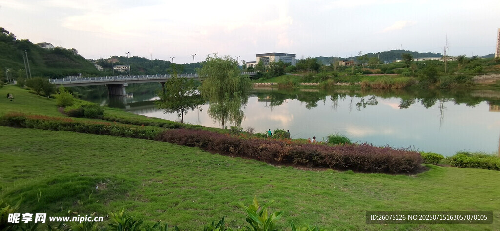 湖畔绿地风光