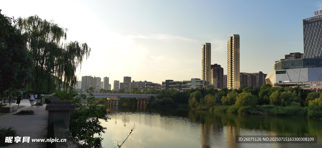 河畔城市风光