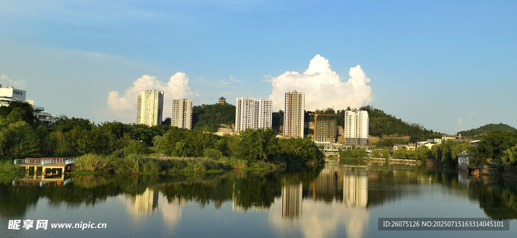 湖畔城市风光倒影美景