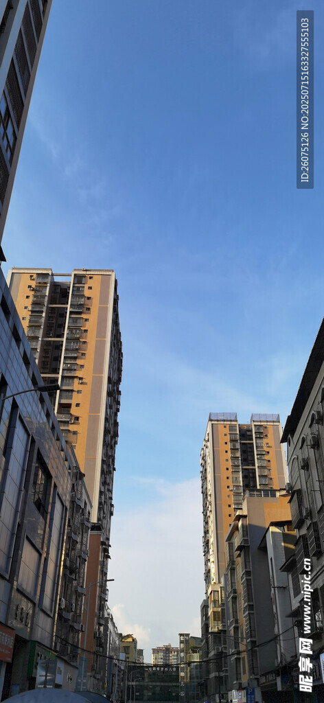蓝天下的城市高楼景观
