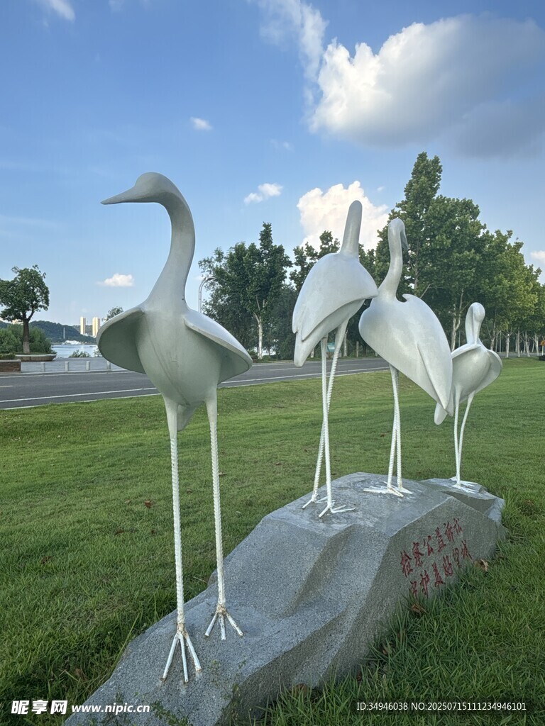 草地上的三只白鹭雕塑