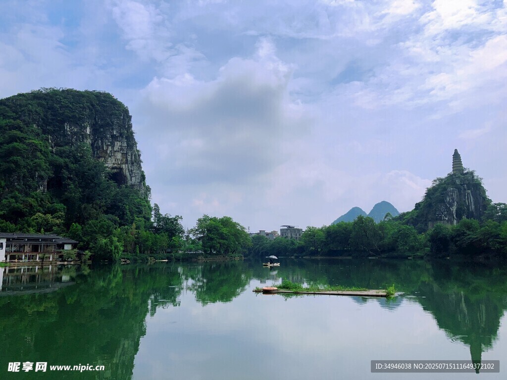 秀丽山水间的宁静风光