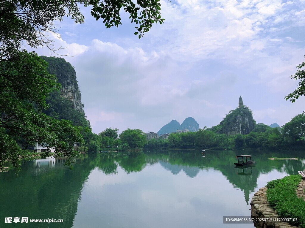 秀丽山水风光图